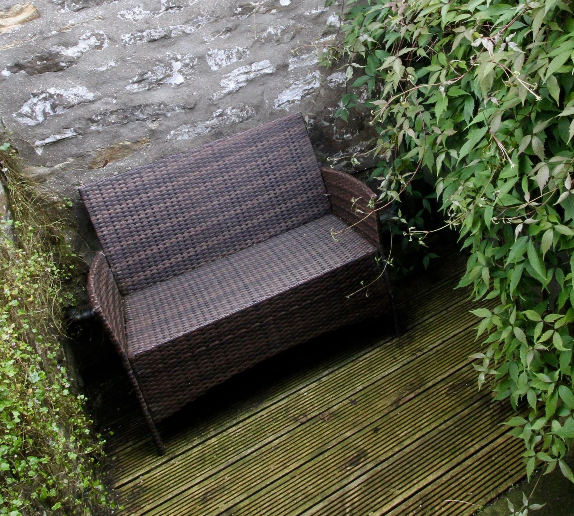 Ashfield House Hotel Грасингтън Екстериор снимка A rattan bench
