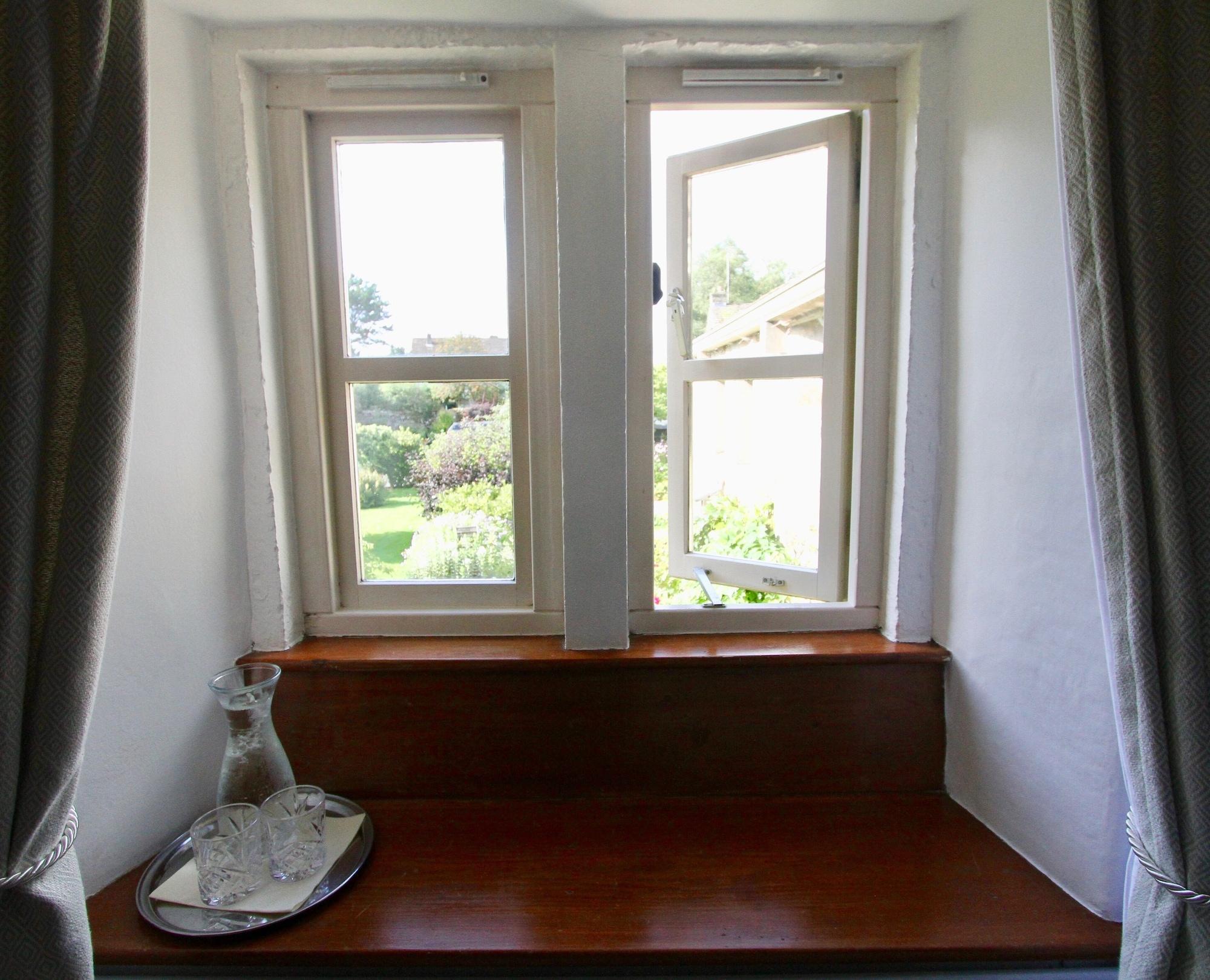 Ashfield House Hotel Грасингтън Екстериор снимка A windowsill