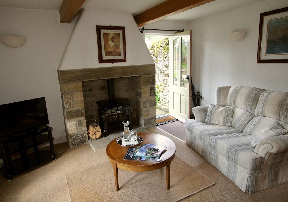 Ashfield House Hotel Грасингтън Екстериор снимка The living room at The Old School House