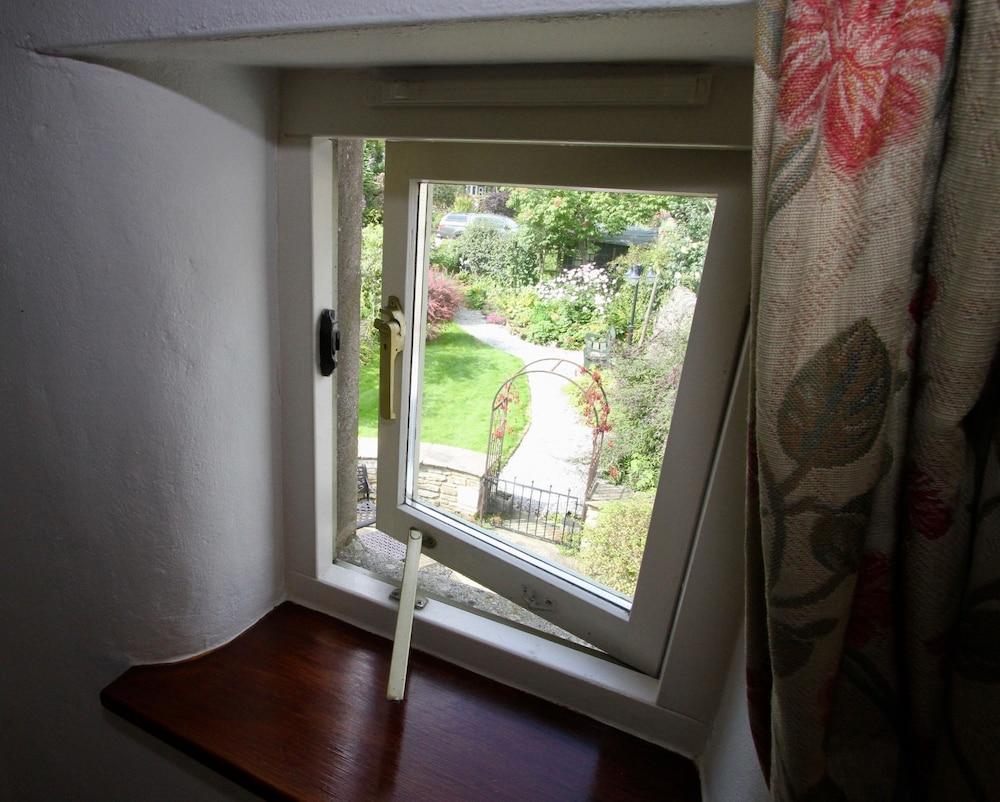 Ashfield House Hotel Грасингтън Екстериор снимка A window open for ventilation