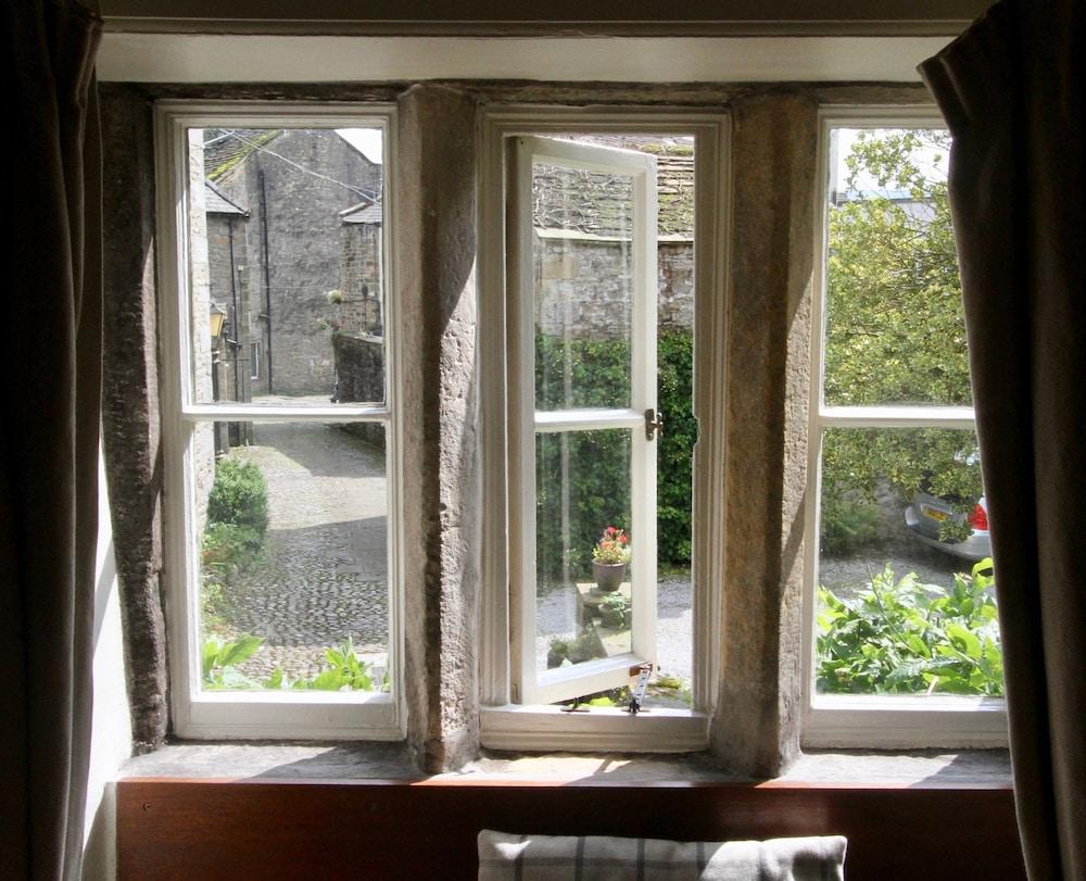 Ashfield House Hotel Грасингтън Екстериор снимка A window with a mullion frame