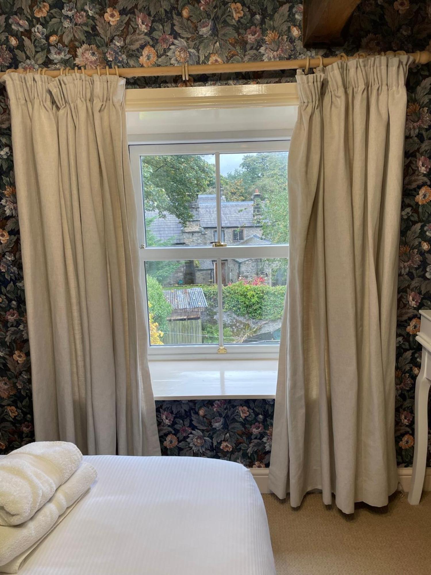 Ashfield House Hotel Грасингтън Стая снимка Curtains in a window