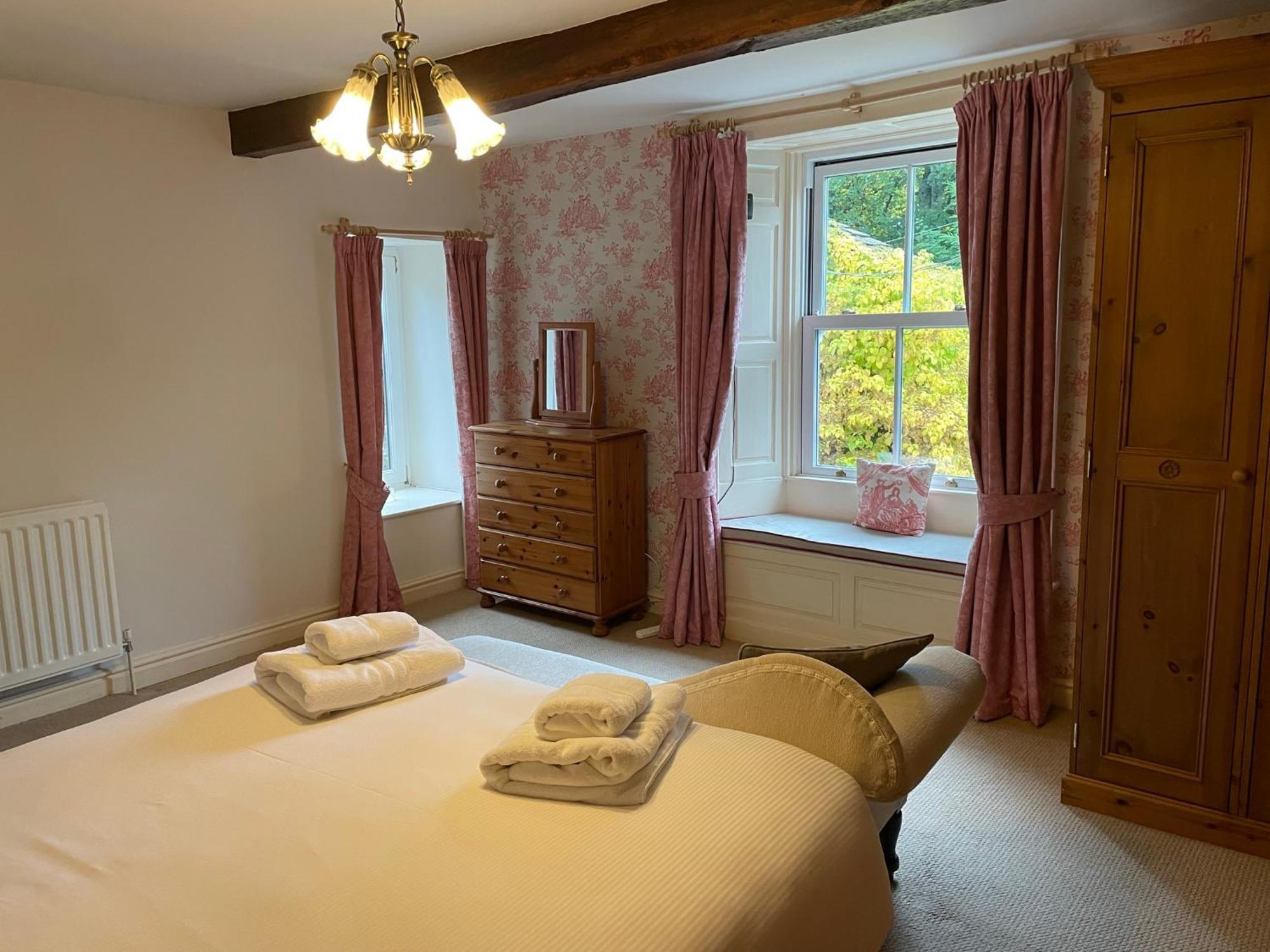 Ashfield House Hotel Грасингтън Стая снимка The bedroom at The Old School House
