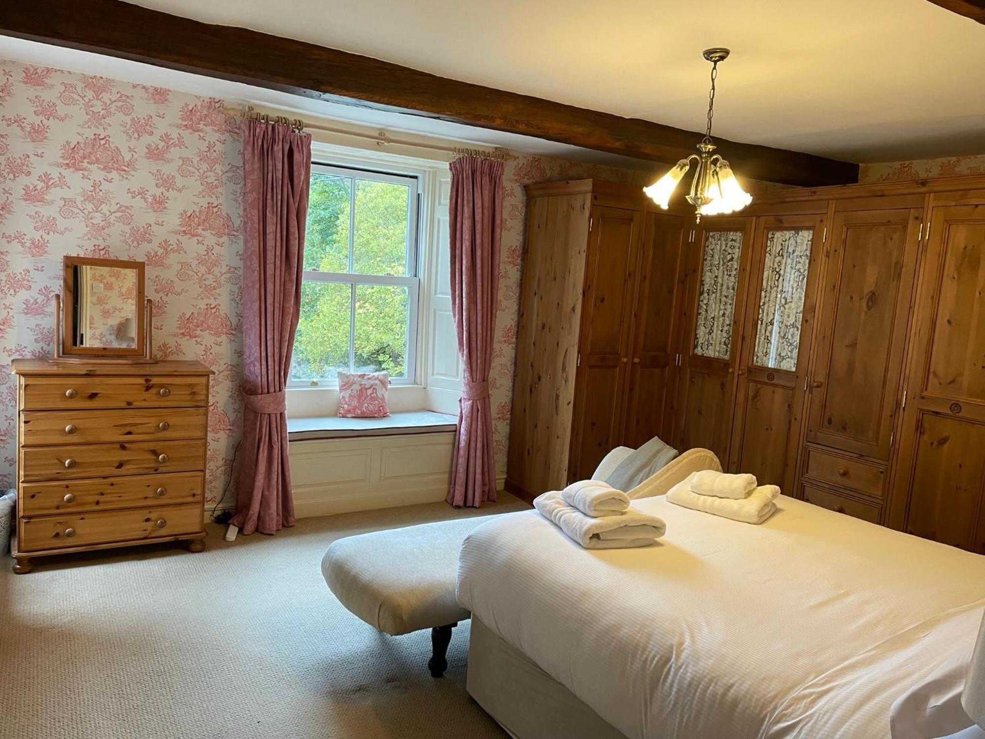 Ashfield House Hotel Грасингтън Стая снимка The bedroom at The Old Vicarage