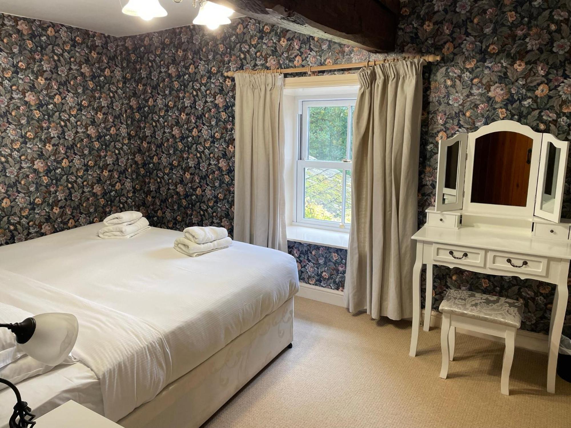 Ashfield House Hotel Грасингтън Стая снимка The bedroom at The Old Post Office
