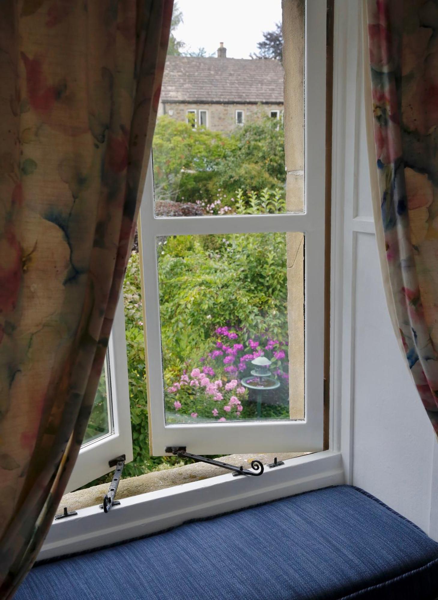 Ashfield House Hotel Грасингтън Стая снимка A window with curtains
