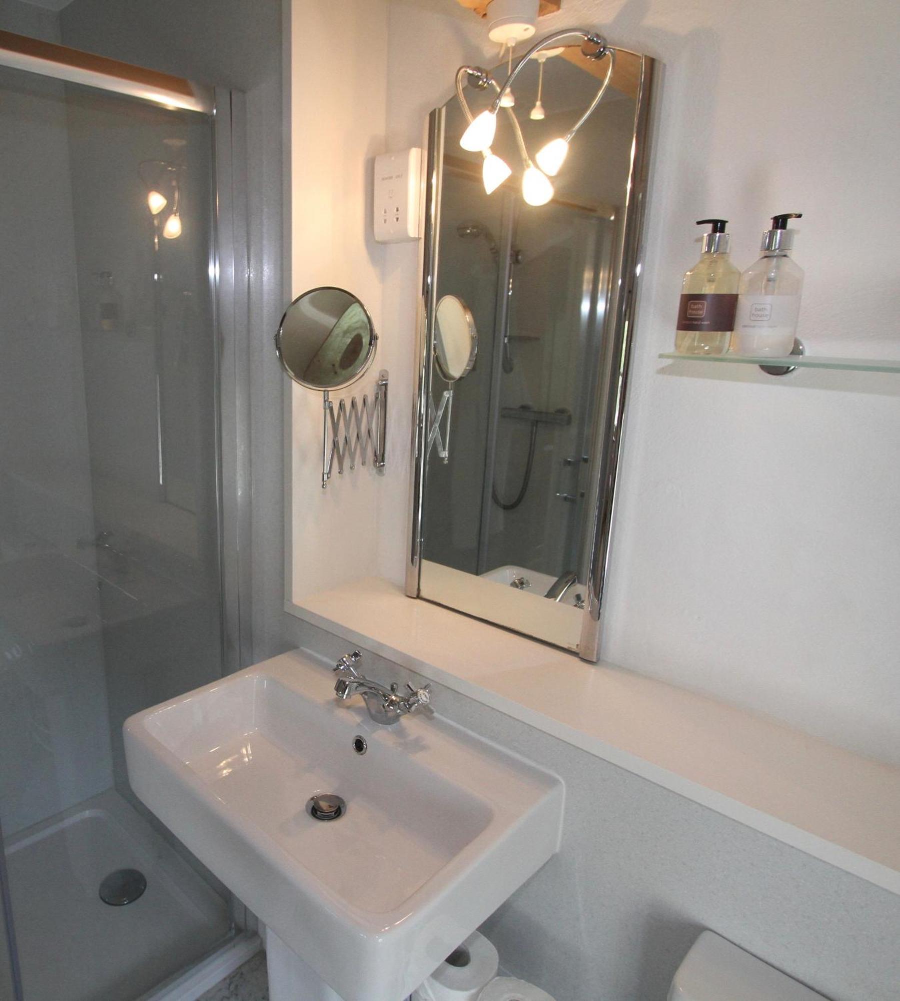 Ashfield House Hotel Грасингтън Стая снимка A bathroom in a hotel